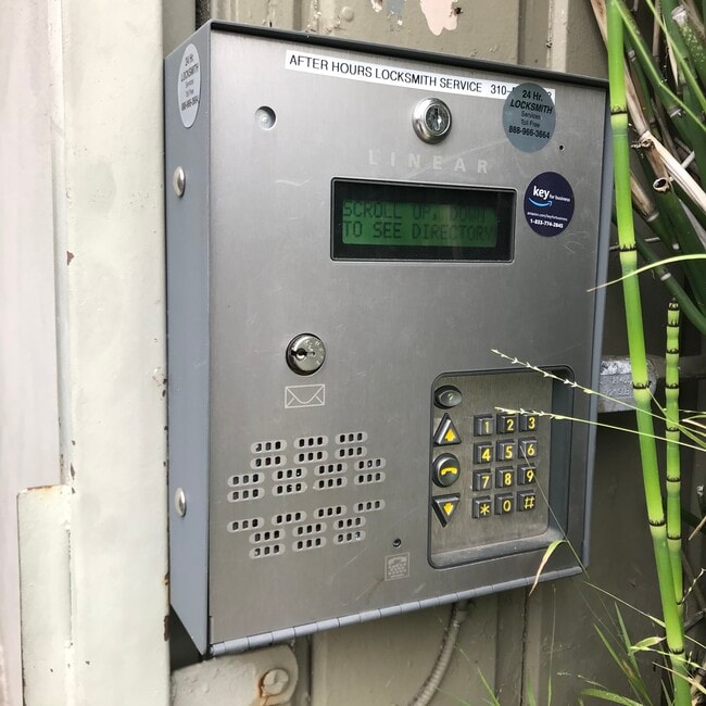 entrada de seguridad - 7526 Fountain Ave