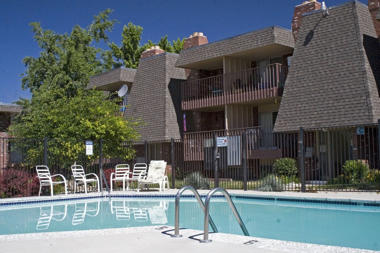 Primary Photo - Monaco Parkway Apartments