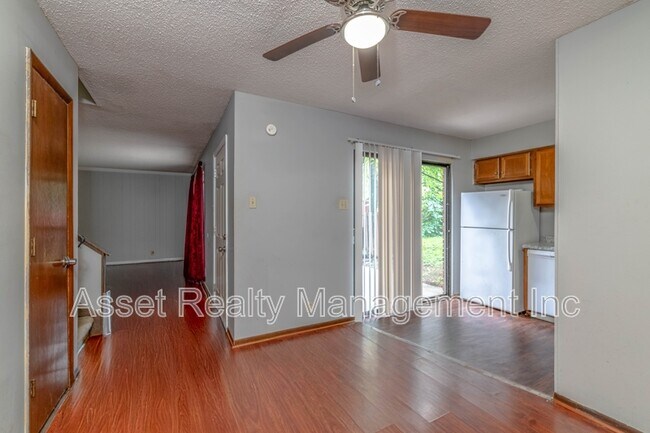 Foto del edificio - 9124 Woodpark Ln NW