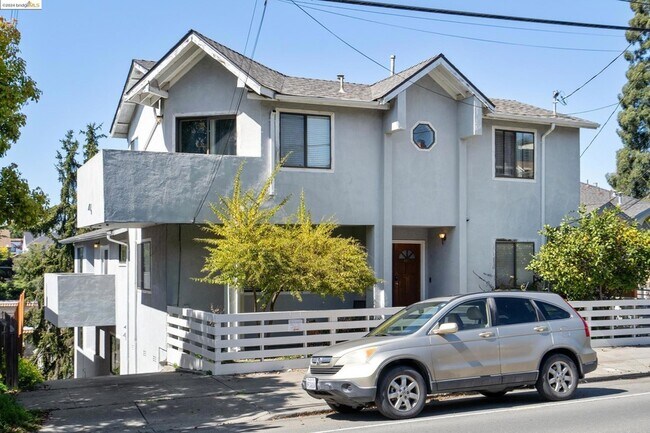 Building Photo - 4033 Lincoln Avenue Unit 2