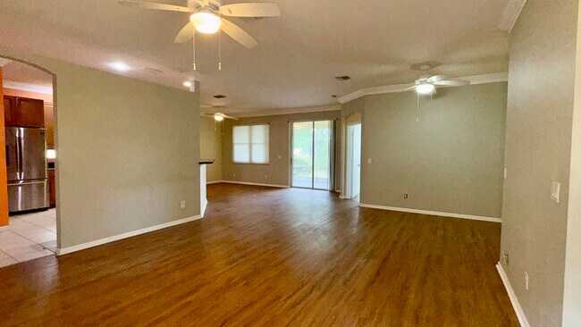 Foto del edificio - 595 Waverly Cir