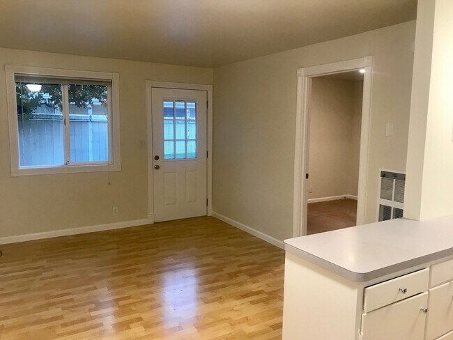 Foto del edificio - Updated 1 bedroom duplex unit with off str...