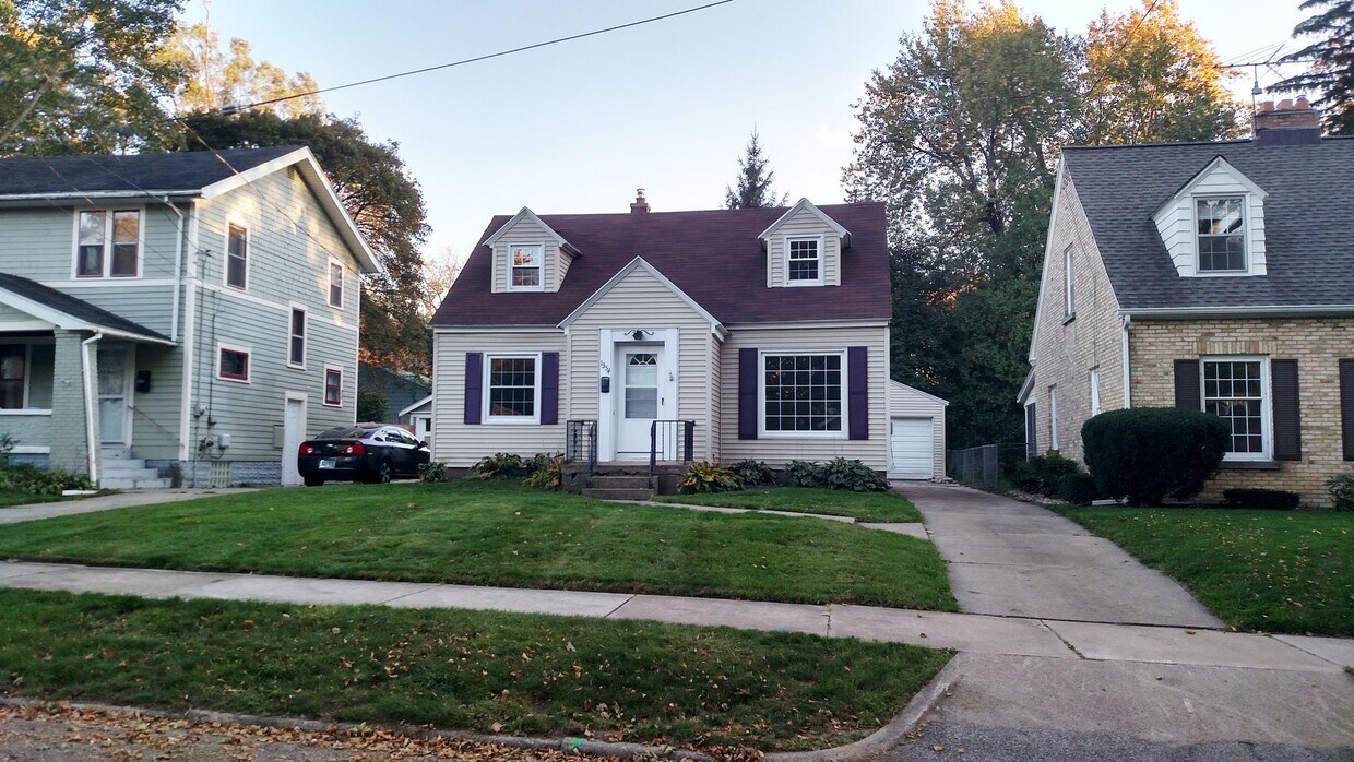 Foto principal - 3 bedroom home in SE Grand Rapids!