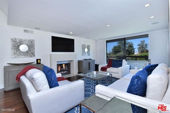 Building Photo - 3 br, 3 bath Condo - 851 N Kings Rd Apt 310