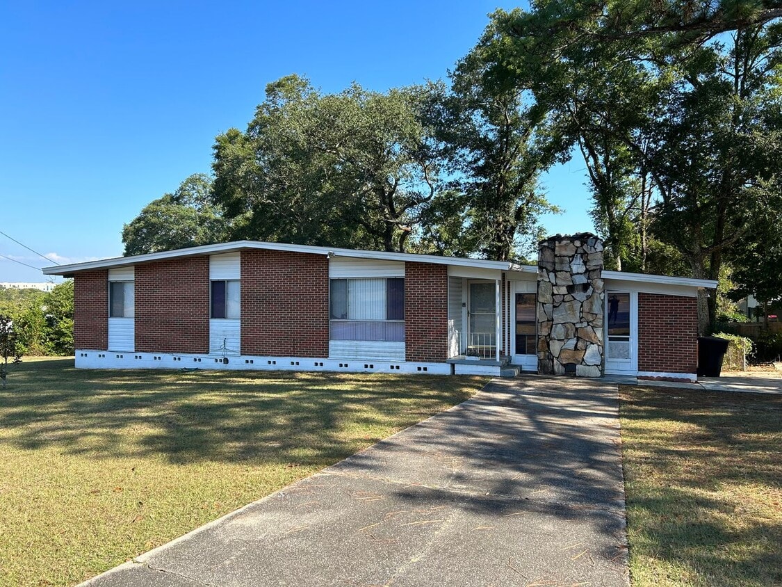 Primary Photo - 4BR/3BA located close to Sacred Heart Hosp...