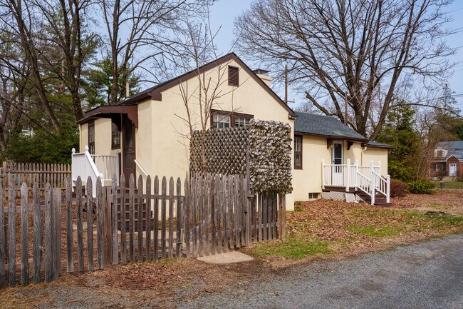 Foto del edificio - 124 Washington Rd