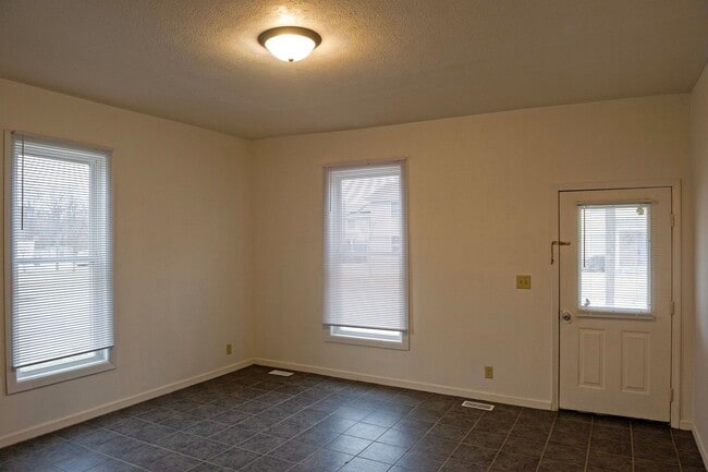 Building Photo - 1223 W 11th St