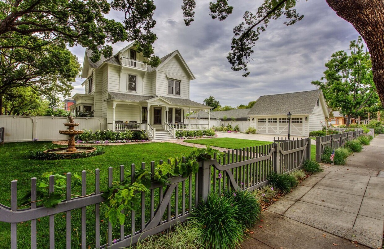 Primary Photo - Old Towne Orange