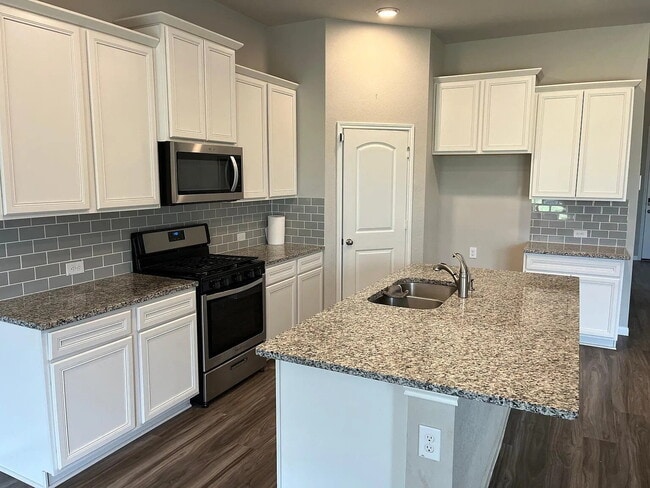 Foto del edificio - Four bedroom home with dedicated home office, game room, 2.5 bathrooms, and fenced yard in Fairwa...