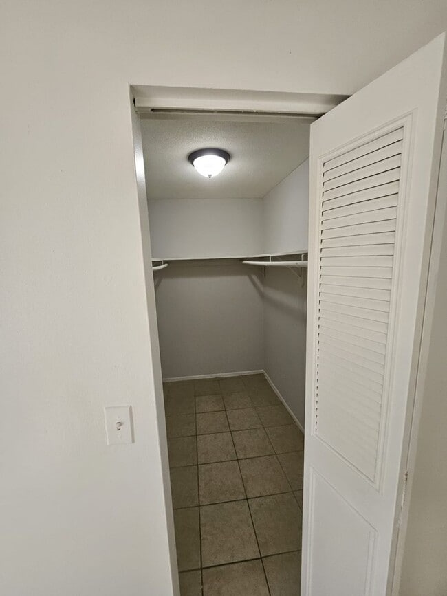 Building Photo - One bedroom one bath