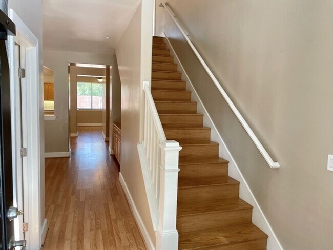 Foto del edificio - Newer 5 Bedroom House Close to Cal Poly