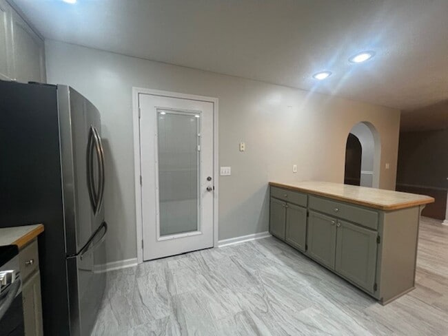 Building Photo - Spacious Living!!!