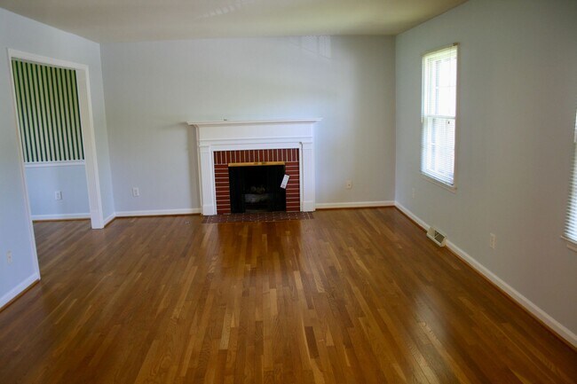 Foto del edificio - Lansdowne home with easy access to Nicholasville Rd  260602