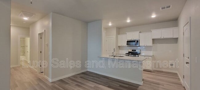 Building Photo - 1318 E Cavanaugh St