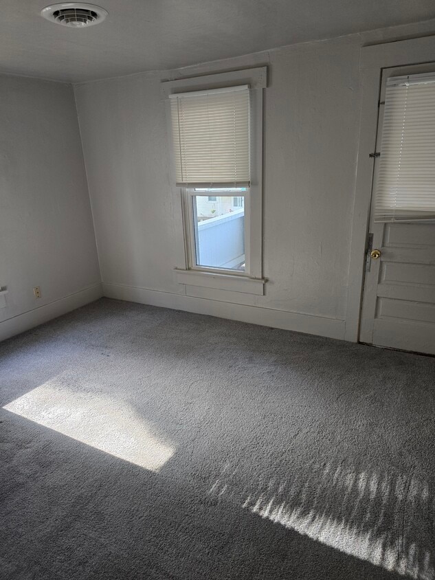 Building Photo - 144 E Shannon Ave