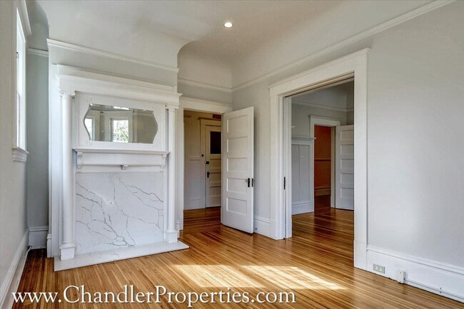 Foto del edificio - Bright & Sunny 2 Bedroom Flat with On-Site Laundry | Small Bonus Space