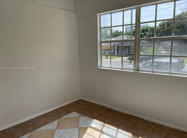 Building Photo - 707 4th St
