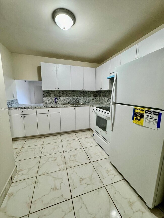 Foto del edificio - 1700 NE 191st St
