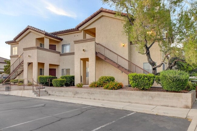 Building Photo - GORGEOUS 3 BEDROOMS UNIT IN THE SOUTHWEST!...