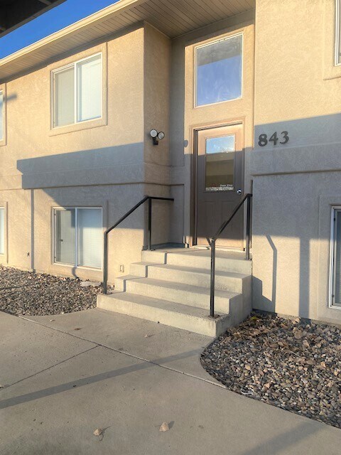 Photo - 843 E Cedar Ct Apartments