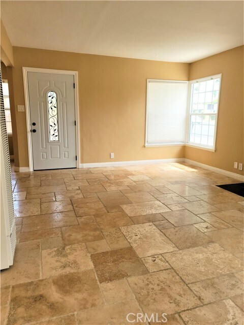 Foto del edificio - 1323 E Chapman Ave
