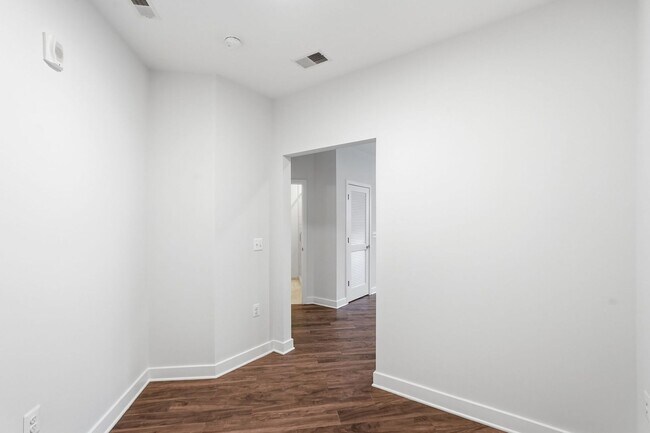 Foto del edificio - Experience modern living in this beautifully appointed junior one-bedroom/studio featuring an ope...