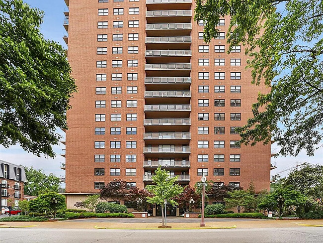Building Photo - 4466 W Pine Blvd