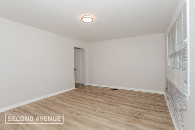 Foto del edificio - 2049 Roosevelt Ave