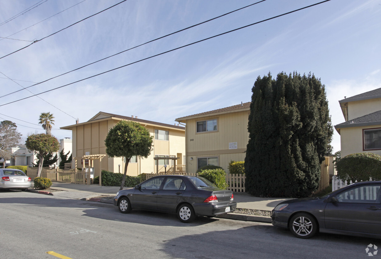 Building Photo - Sea View Apartments