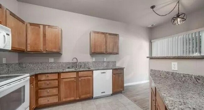 Foto del edificio - ! WEST SIDE IS THE BEST SIDE ! 3BR, 3BA To...