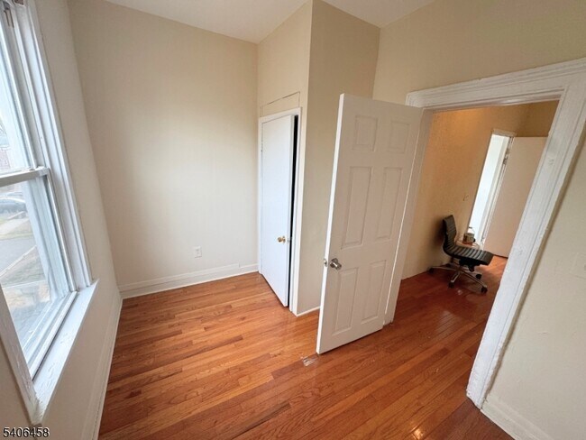 Building Photo - 1261 Milton Pl