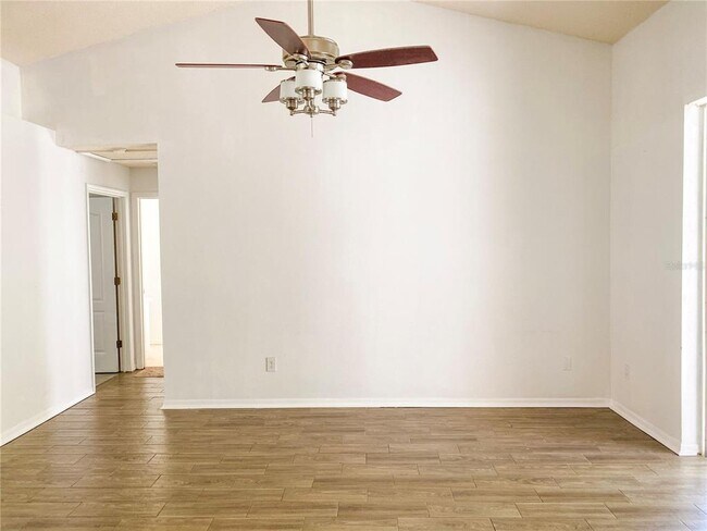 Foto del edificio - 1004 Beckstrom Dr
