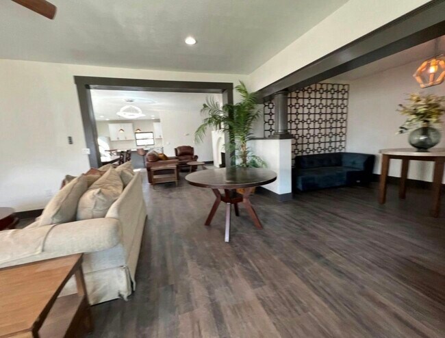 Foto del edificio - 345 N Van Ness Ave