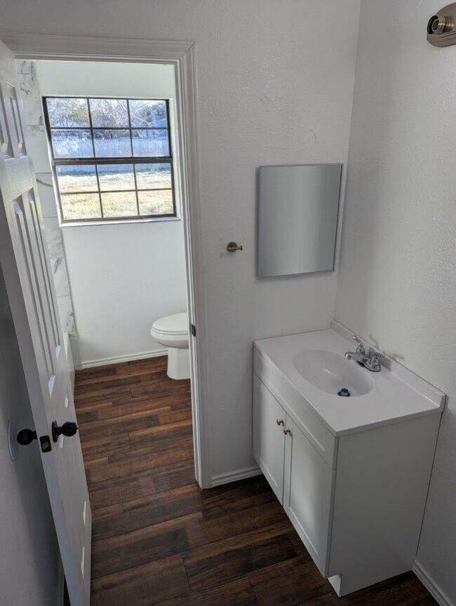 baño central - 107 W Mesquite St