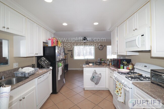 Foto del edificio - 5 Bedroom 2 Bath Home In Oceanside ** Move In Special $300 Off First Month's Rent**