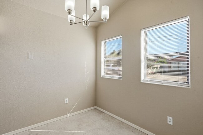 Building Photo - 811 E Caddie St