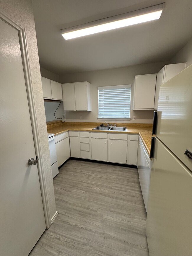 Foto del edificio - UPDATED 3 BEDROOM 2 BATH DUPLEX IN NEISD