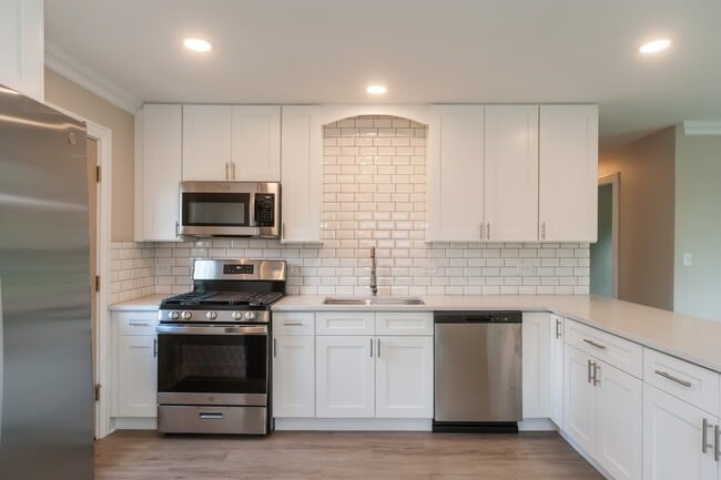 Building Photo - 118 E Streamwood Blvd