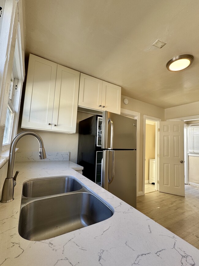 Photo - 4216 Woodlawn Ave Apartment