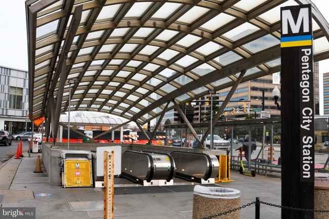 Building Photo - 629 20th St S