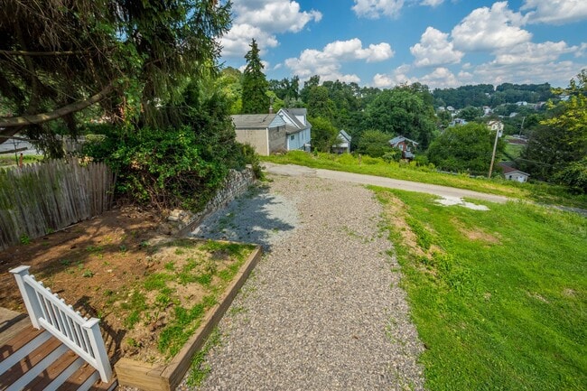 Building Photo - AVAILABLE AUGUST 1ST!! CHECK OUT THIS GORGEOUS 3 BEDROOM!
