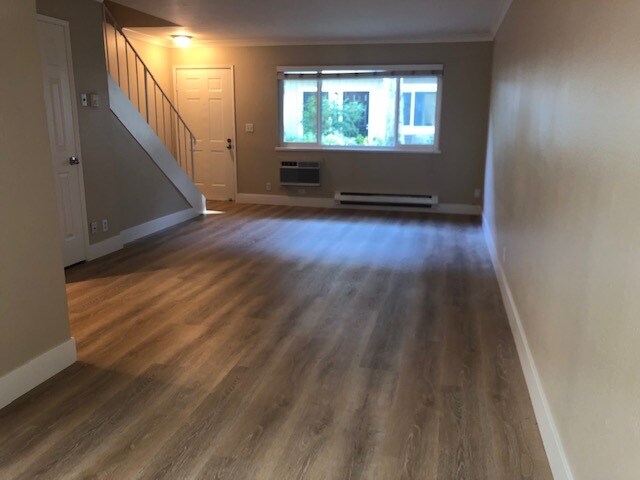 Pisos y molduras de corona nuevos - 240 Union Ave