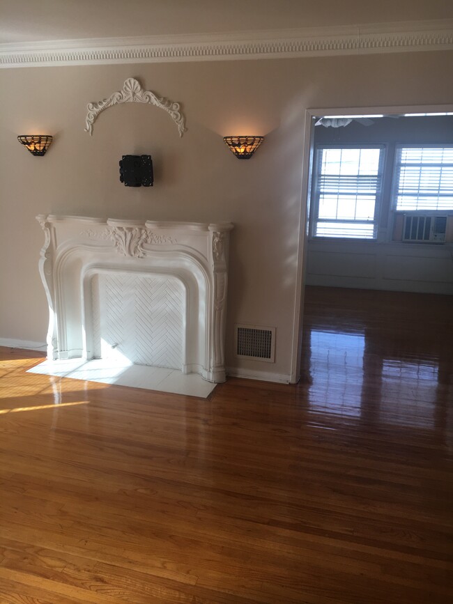 Entrance to formal dining room - 635 1/2 S Burnside Ave