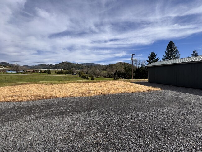 Foto del edificio - 6452 NE Dole Rd