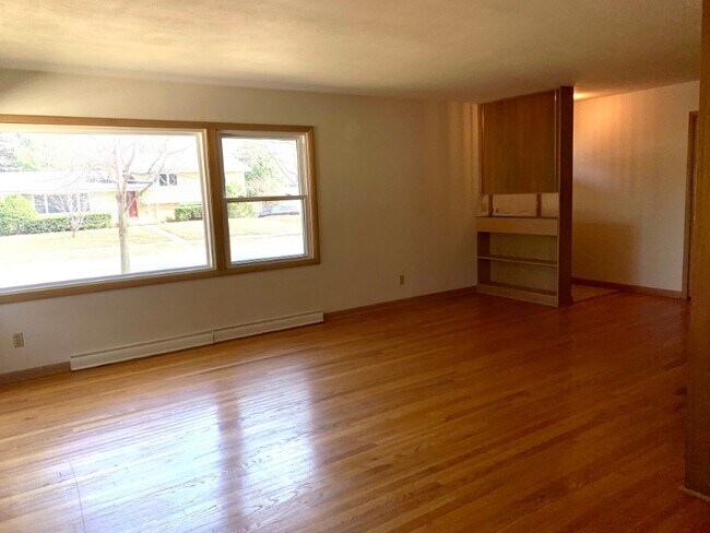 Building Photo - 214 Marinette Trail