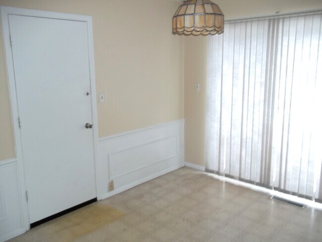 Building Photo - 2283 Samira Rd