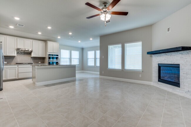 Building Photo - 211 Red Oak Dr