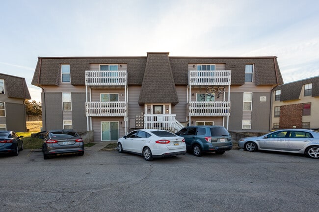 Building Photo - 715 ManApart