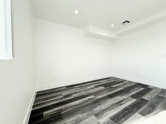 Building Photo - 2855 1/2 Cincinnati Room 4