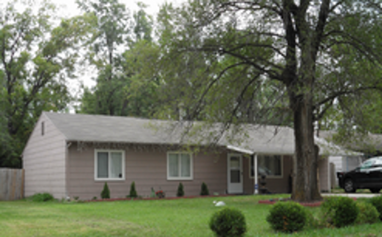 Primary Photo - Great 3 bedroom 2 bath rancher near major ...